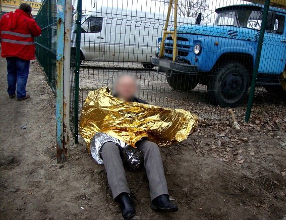 В Киеве мужчина нападал на прохожих, угрожая топором