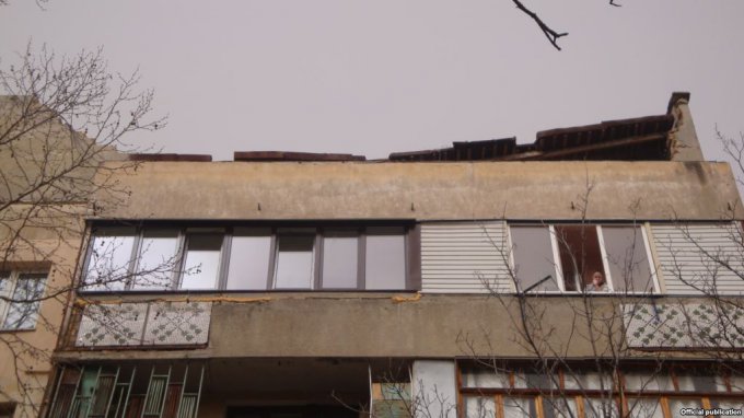 Ветер обвалил часть крыши пятиэтажки в Симферополе