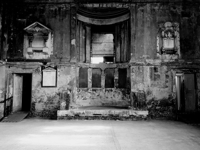 Мрачная красота заброшенных зданий Англии. Фото