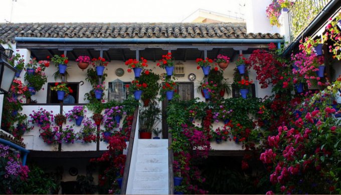 Живописный фестиваль цветов в испанском городе. Фото  