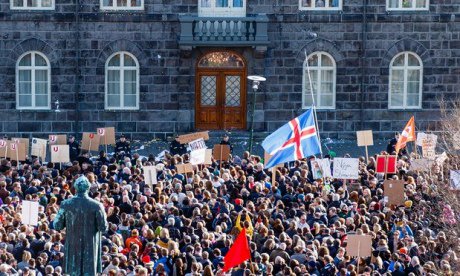 «Панамский скандал»: в Исландии тысячи людей требовали отставки премьера