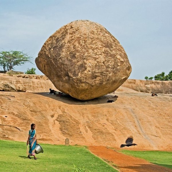 250-тонный камень, который более 1000 лет висит в воздухе. Фото