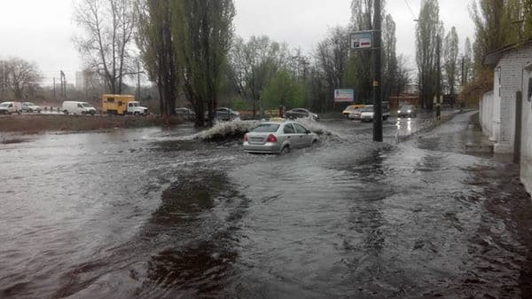 В результате сильных ливней улицы Киева затопило