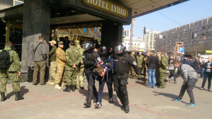 Спецназ зачистил гостиницу «Лыбидь» в Киеве от захватчиков. Видео