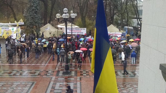 В Киеве проходят сразу два митинга