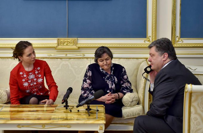 Порошенко поговорил с Надеждой Савченко по телефону