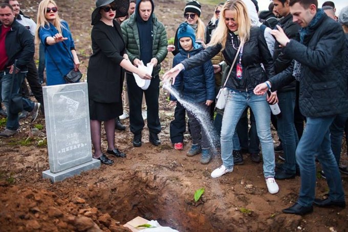 В соцсетях потешаются над похоронами салата «Цезарь» в России