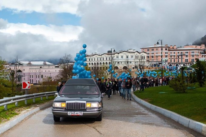 В соцсетях потешаются над похоронами салата «Цезарь» в России
