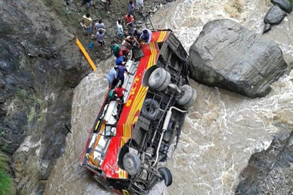 В Индии автобус упал с моста, есть погибшие и раненые