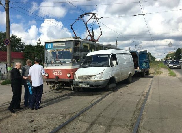В Харькове трамвай «влетел» в сломанный микроавтобус