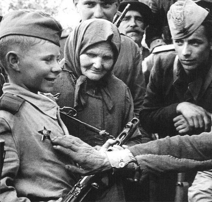 Легендарные снимки Второй мировой войны, сделанные бесстрашными журналистами. Фото