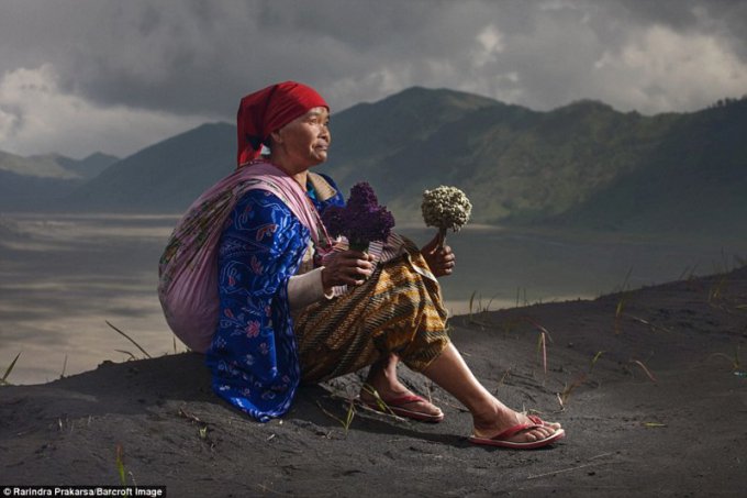 Бесстрашный народ тенгеры, проживающий у подножия действующего вулкана. Фото