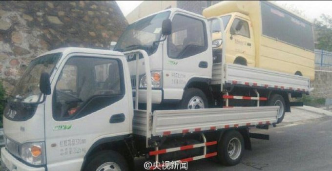 Находчивый китаец придумал, как сэкономить на перевозке авто