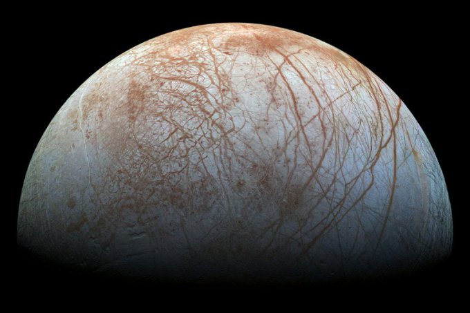 Ученые обнаружили подо льдами спутника Юпитера соленый океан
