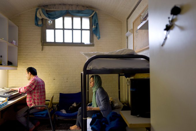 Как арабские мигранты живут в бывших тюрьмах Нидерландов. Фото