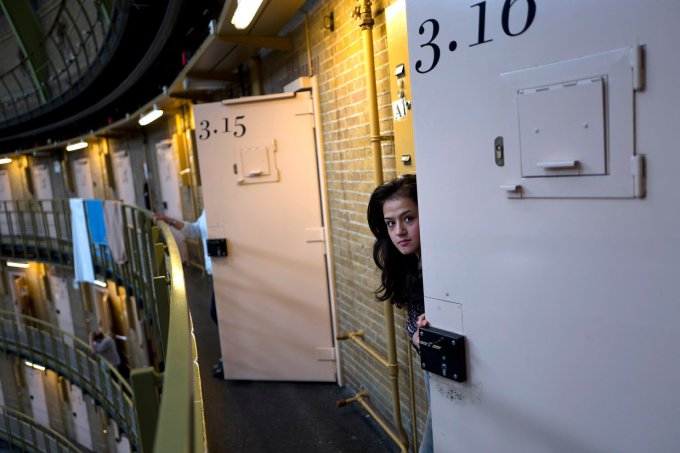 Как арабские мигранты живут в бывших тюрьмах Нидерландов. Фото