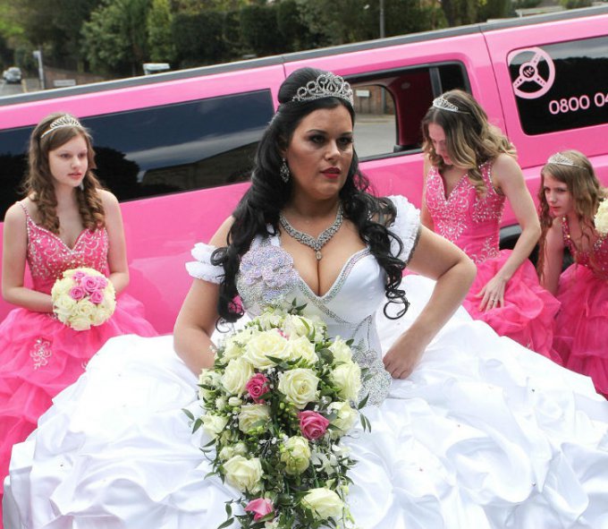 Британская невеста отправилась под венец в платье весом 63 килограмма. Фото
