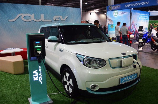 В Киеве проходит первая в Украине выставка электромобилей