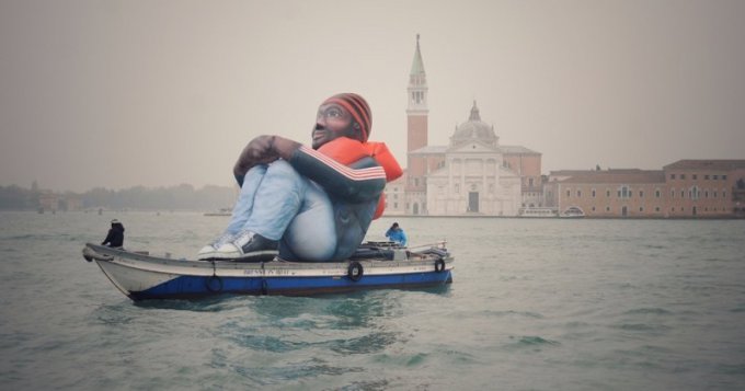 Необычный арт-объект: «Надувной беженец», плавающий по Европе. Фото