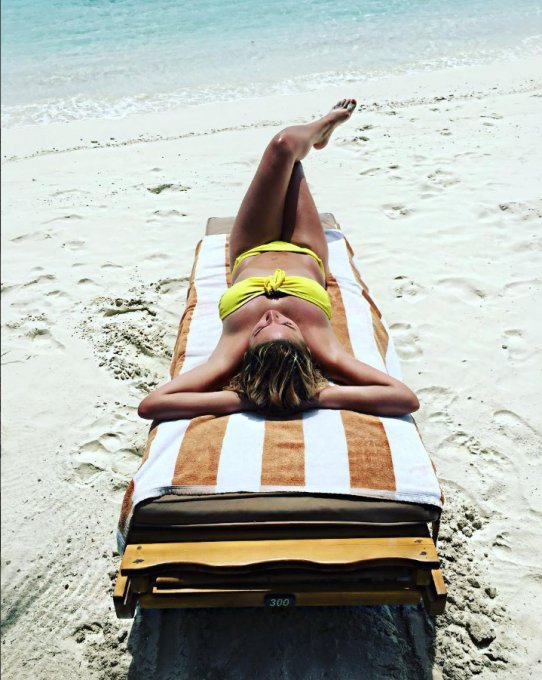 Ирина Дубцова на пляже похвасталась подтянутым животиком