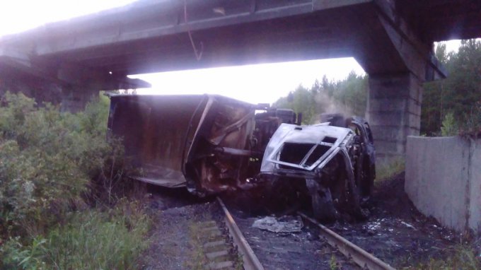 В России грузовик упал с моста на рельсы