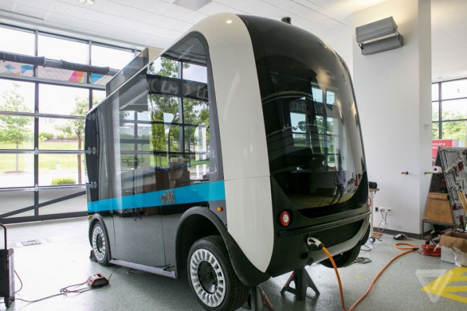 Первый в мире микроавтобус, напечатанный на 3D-принтере. Фото