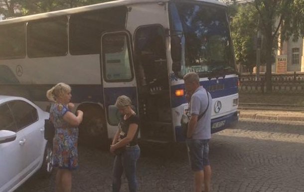В Днепре вооруженные люди ограбили пассажиров автобуса