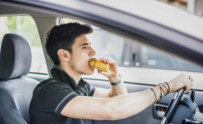 Как пережить жару в машине: полезная еда и напитки