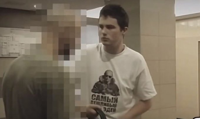 В Беларуси россиянина заставили снять футболку с Путиным. Видео