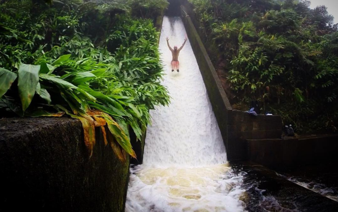 Туристы нашли запретный водопад на Гавайях. Фото