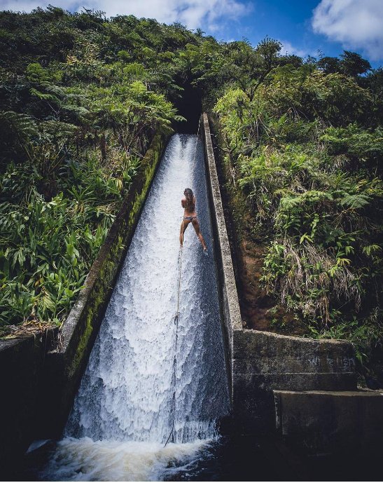 Туристы нашли запретный водопад на Гавайях. Фото