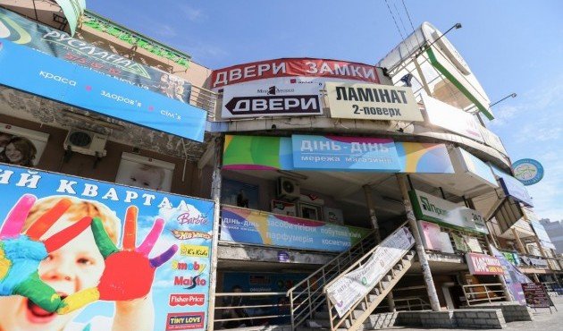 В Киеве нашли рекордную концентрацию рекламных вывесок. Фото
