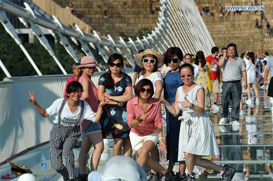 В Китае открыли для посещения крупнейший в мире стеклянный мост. Фото