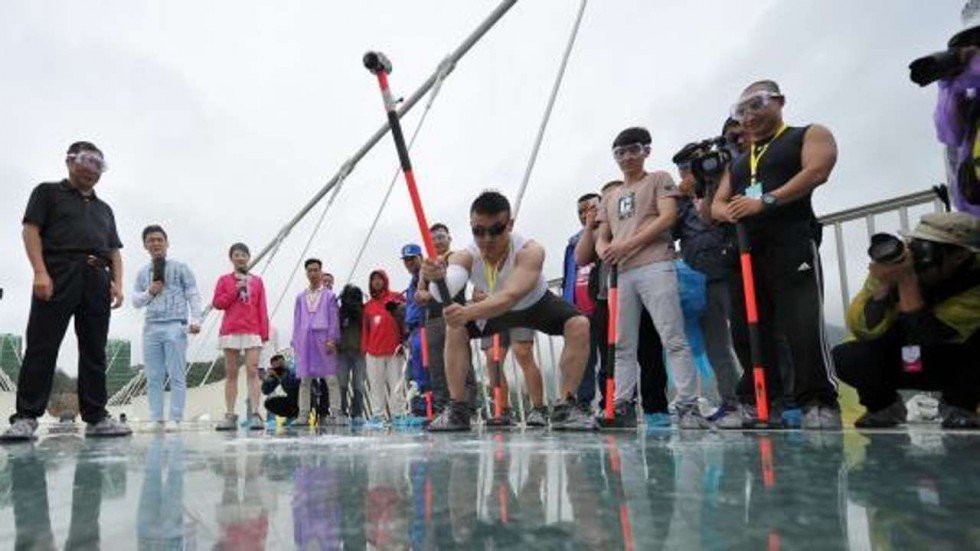 В Китае открыли для посещения крупнейший в мире стеклянный мост. Фото