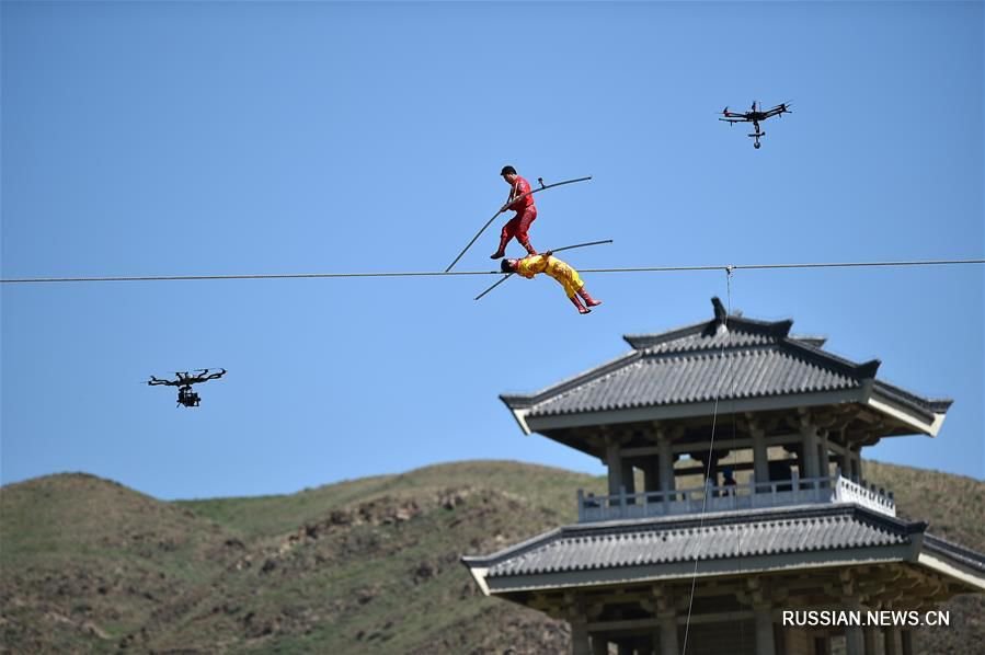 Китайский канатоходец поставил головокружительный рекорд. Фото