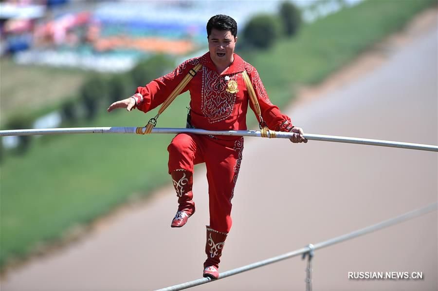 Китайский канатоходец поставил головокружительный рекорд. Фото