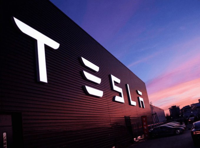 В Tesla представили новые скоростные модели легковых электромашин
