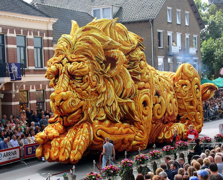Гигантские цветочные скульптуры на параде в Нидерландах