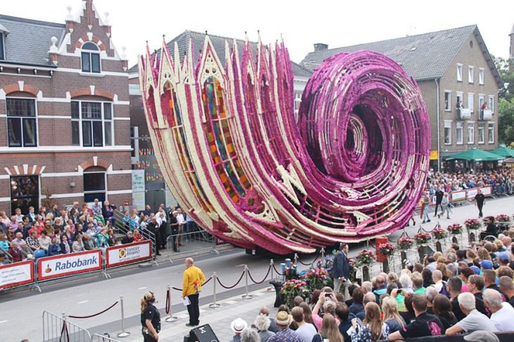 Гигантские цветочные скульптуры на параде в Нидерландах