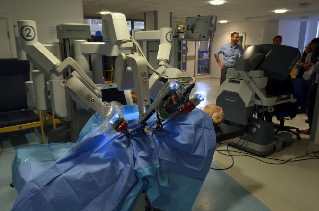 Британские врачи начали использовать роботов-хирургов