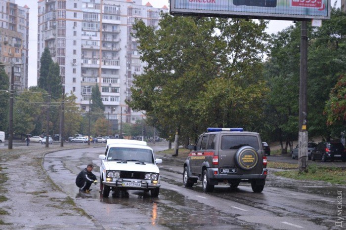 Из-за сильнейшего дождя в Одессе образовались реки и водопады. Фото