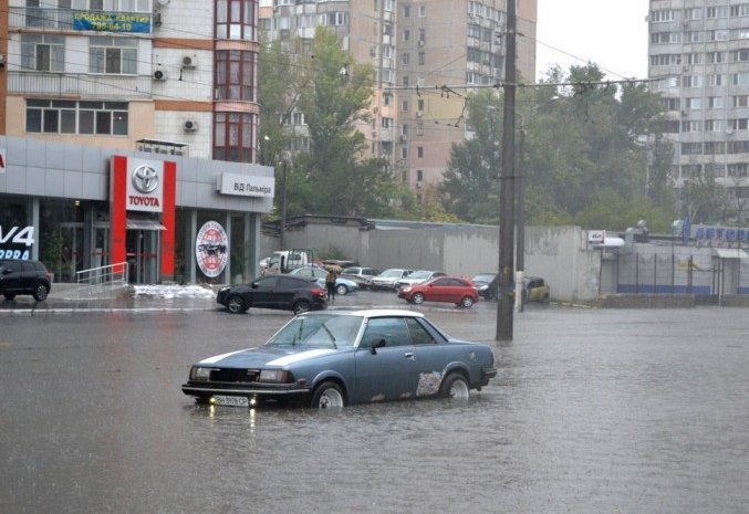 Из-за сильнейшего дождя в Одессе образовались реки и водопады. Фото