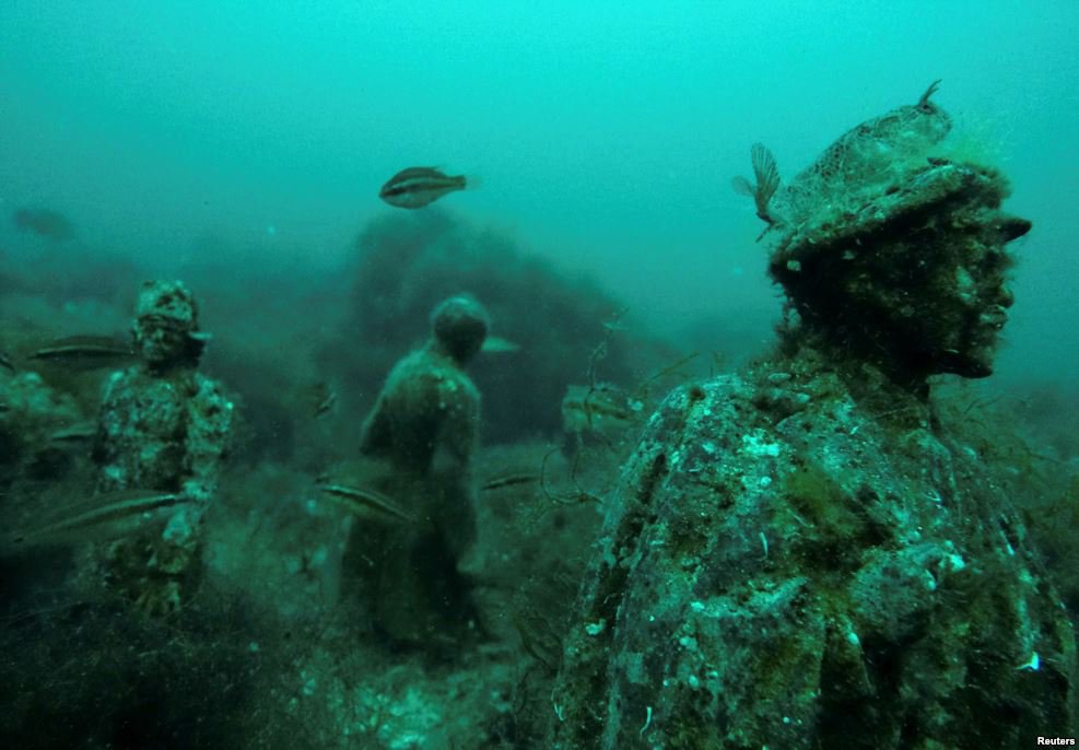 Ленин под водой - утонувшие памятники советской эпохи. Фото