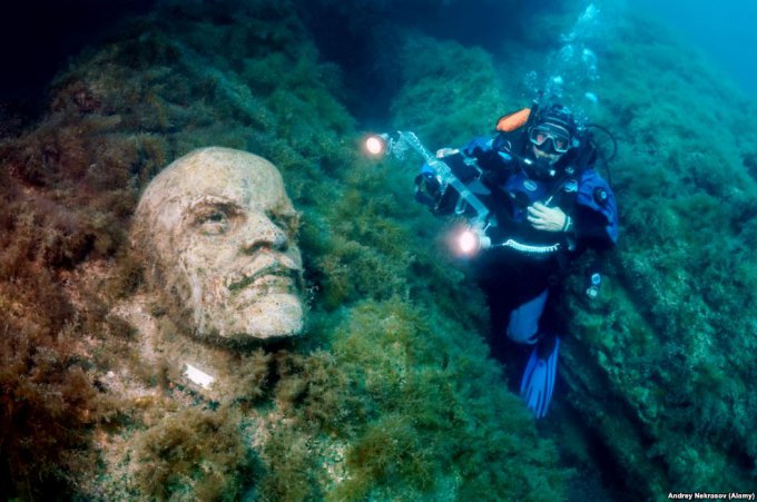 Ленин под водой - утонувшие памятники советской эпохи. Фото
