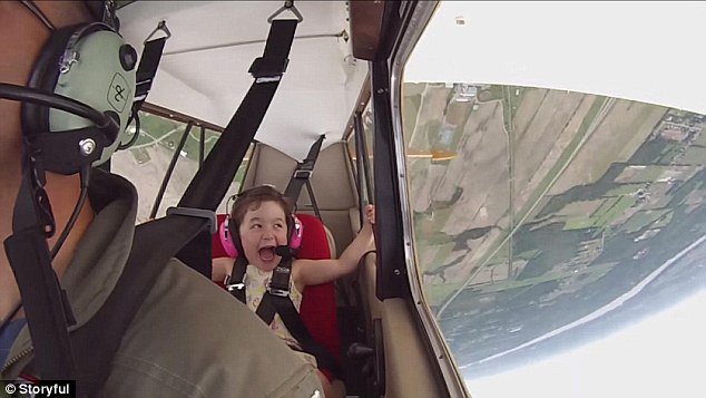 Видеозапись ребенка в самолете, совершавшем трюки, набрала 6 миллионов просмотров. Видео