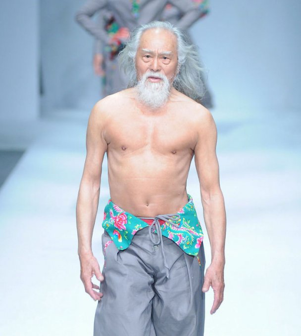 80-летний человек стал звездой модных подиумов. Фото