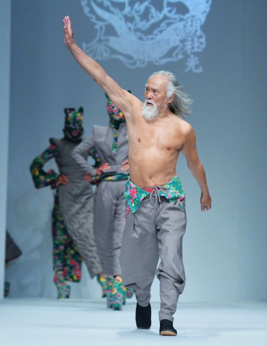80-летний человек стал звездой модных подиумов. Фото
