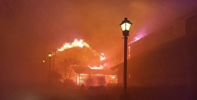 Пожар в Теннесси называют «пожаром столетия». Фото