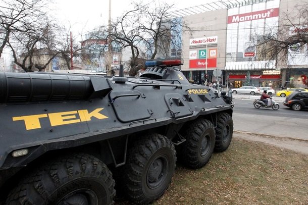 Страны ЕС усилили меры безопасности, улицы Будапешта патрулирует бронетехника
