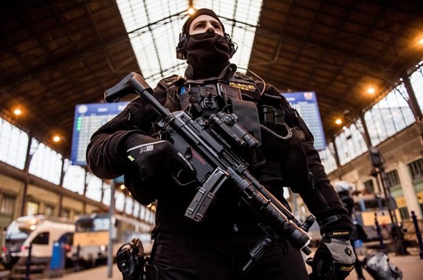 Страны ЕС усилили меры безопасности, улицы Будапешта патрулирует бронетехника